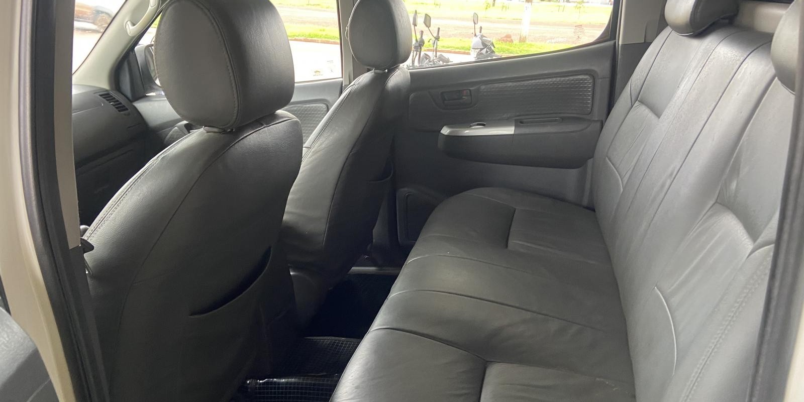 TOYOTA/HILUX SR 3.0 4X4 DIESEL AUTOMÁTICA - Foto 3 de 5